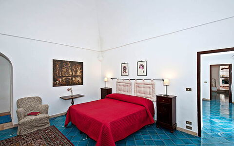Positano View: Væg, Gulvbelægning, Etage, Indretning, Møbel, Loft, Soveværelse, Værelse, Belysning, Seng
