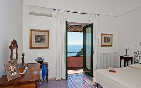 Positano View: Etage, Møbel, Gulvbelægning, Indretning, Værelse, Billedramme, Hav, Ocean, Seng, Bejdse