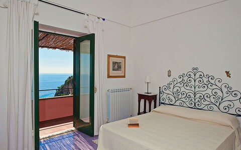Positano View: Etage, Gulvbelægning, Hav, Møbel, Ocean, Kyst, Stueplante, Udvej, Hårdttræ, Bejdse