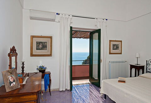 Positano View: Etage, Møbel, Gulvbelægning, Indretning, Værelse, Billedramme, Hav, Ocean, Seng, Bejdse
