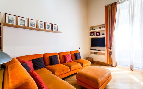 Casa Rossella: Møbel, Indretning, Couch, Gulvbelægning, Træ, Stue, Etage, Værelse, Belysning, Hjem