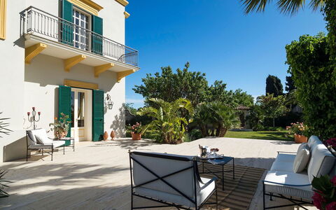 Green Villa: Blå, Grøn, Busk, Skygge, Stol, Have, Estate, Altan, Landscaping, Lawn