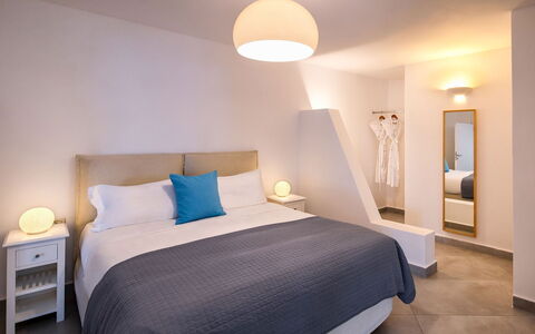 Guest House Livas: Møbel, Indretning, Seng, Soveværelse, Gulvbelægning, Etage, Træ, Sengetøj, Værelse, Sengetøj