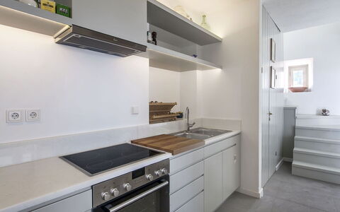 Halki Villa: Køkken, Countertop, Køkken Apparat, Cabinetry, Indretning, Væg, Større Bandage, Gulvbelægning, Træ, Husholdningsapparat