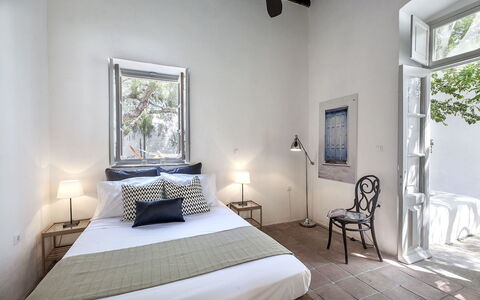 Halki Villa: Soveværelse, Seng, Gulvbelægning, Møbel, Hjem, Etage, Indretning, Sengetøj, Sengetøj, Bed Frame