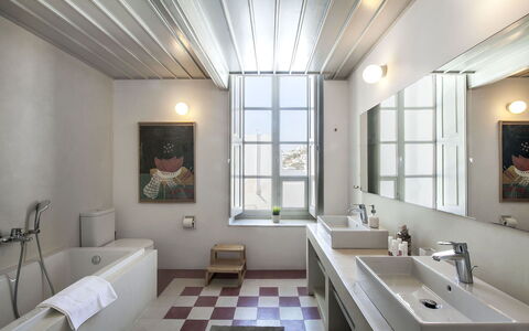 Halki Villa: Sanitærarmatur, Indretning, Gulvbelægning, Badeværelse, Håndvask, Loft, Badeværelsesvask, Etage, Tap, Vvs