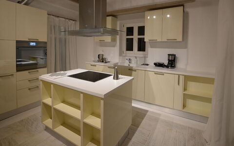 Krystalo: Cabinetry, Køkken, Møbel, Countertop, Gulvbelægning, Indretning, Køkken Apparat, Træ, Etage, Større Bandage