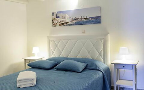 Rose Studio 1: Møbel, Seng, Soveværelse, Sengetøj, Sengetøj, Etage, Gulvbelægning, Indretning, Sengetøj, Bed Frame