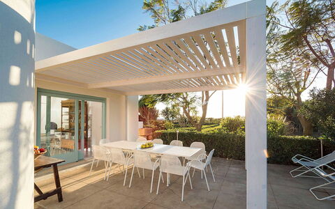 Salt Villa: Loft, Udendørs Møbler, Skygge, Udendørs Struktur, Pergola, Veranda, Have, Gårdhave, Stol, Eco Hotel