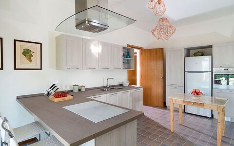 Salt Villa: Møbel, Køkken, Countertop, Køkken Apparat, Indretning, Cabinetry, Gulvbelægning, Etage, Træ, Lysarmatur