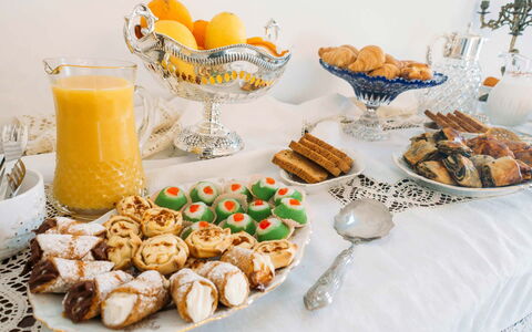 Villa Acreide: Mad, Bordservice, Ingrediens, Serveware, Dessert, Frugt, Fingermad, Bord, Møbel, Tallerkner