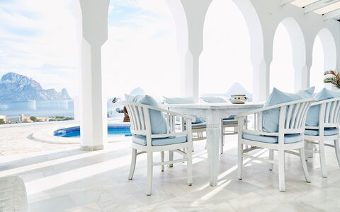 Villa Aldebaran: Møbel, Blå, Stol, Bord, Indretning, Hav, Udendørs Møbler, Kaffebord, Ocean, Armlæn
