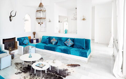 Villa Aldebaran: Møbel, Blå, Indretning, Couch, Stue, Gulvbelægning, Etage, Hjem, Throw Pillow, Belysning