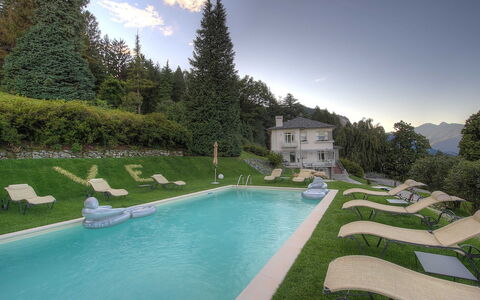 Villa Alina: Svømmepøl, Have, Lawn, Estate, Fritid, Landscaping, Eco Hotel, Stuehus, Gård, Udvej