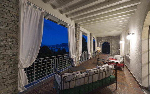 Villa Alina: Møbel, Gulvbelægning, Stol, Loft, Altan, Udendørs Møbler, Villa, Hotel, Eco Hotel, Armlæn