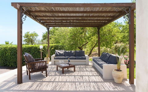 Villa Almond: Træ, Møbel, Udendørs Møbler, Udendørs Bord, Gazebo, Gårdhave, Pergola, Pavilion, Udendørs Struktur, Have