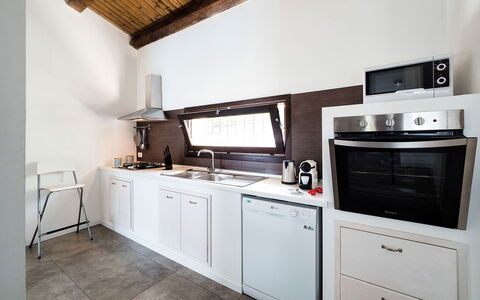 Villa Almond: Køkken, Køkken Apparat, Større Bandage, Countertop, Møbel, Cabinetry, Indretning, Husholdningsapparat, Komfur, Køkkenvask