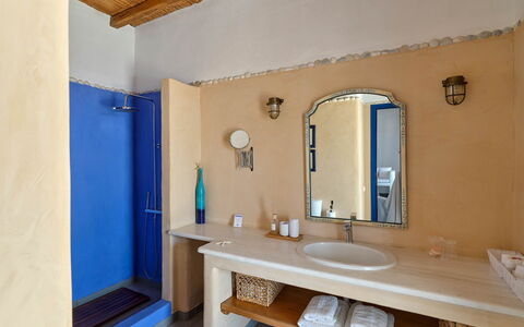 Villa Amaca: Indretning, Gulvbelægning, Etage, Møbel, Sanitærarmatur, Værelse, Badeværelsesvask, Tap, Loft, Badeværelse