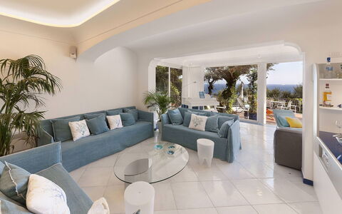 Villa Avion: Møbel, Indretning, Couch, Gulvbelægning, Etage, Stue, Bord, Loft, Lejlighed, Værelse