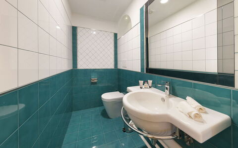 Villa Avion: Sanitærarmatur, Gulvbelægning, Badeværelse, Badeværelsesvask, Etage, Indretning, Håndvask, Vvs, Tap, Flise