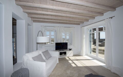 Villa Azur: Væg, Indretning, Møbel, Gulvbelægning, Etage, Loft, Værelse, Hjem, Lejlighed, Stue