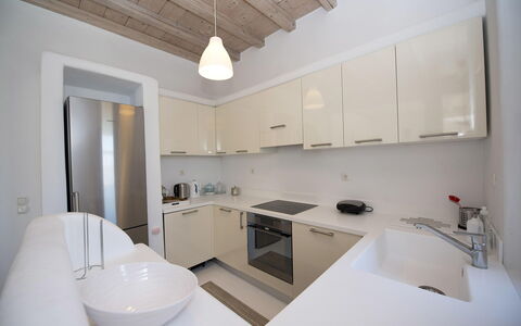 Villa Azur: Countertop, Indretning, Gulvbelægning, Håndvask, Træ, Sanitærarmatur, Køkken, Cabinetry, Etage, Køkken Apparat