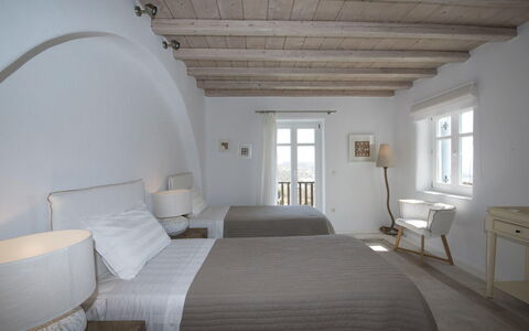 Villa Azur: Væg, Møbel, Loft, Soveværelse, Lejlighed, Stol, Seng, Bed Frame, Sengetøj, Design