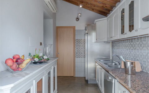 Villa Bastiano: Countertop, Køkken, Indretning, Møbel, Træ, Større Bandage, Gulvbelægning, Cabinetry, Køkken Apparat, Håndvask