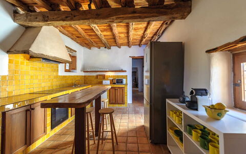 Finca Tonia: Væg, Gulvbelægning, Indretning, Træ, Køkken, Gul, Loft, Møbel, Etage, Countertop