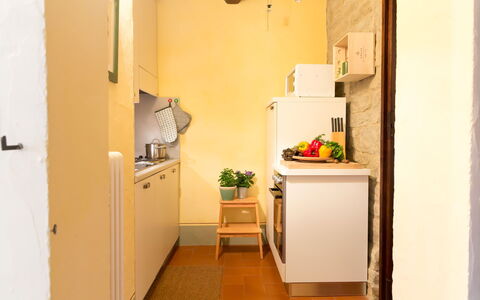 Villa Beatrice: Gulvbelægning, Indretning, Større Bandage, Træ, Køkken Apparat, Etage, Gul, Møbel, Køkken, Countertop