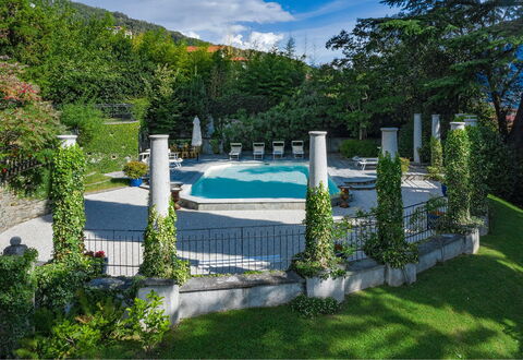 Villa Camilla: Svømmepøl, Have, Udvej, Landscaping, Skygge, Udendørs Møbler, Water Feature, Flise, Backyard, Paraply