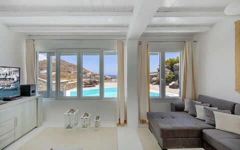 Villa Cassandra: Møbel, Indretning, Lejlighed, Etage, Gulvbelægning, Loft, Værelse, Stue, Hav