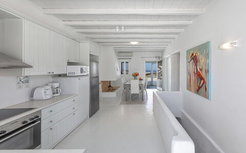 Villa Cassandra: Gulvbelægning, Indretning, Loft, Etage, Lejlighed, Møbel, Køkken, Hjem, Countertop, Værelse