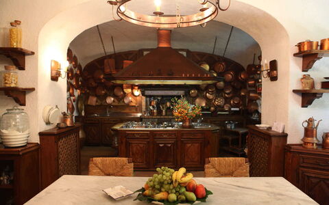 Villa Correale: Indretning, Belysning, Møbel, Lysarmatur, Loft, Værelse, Stol, Køkken, Bejdse, Cabinetry