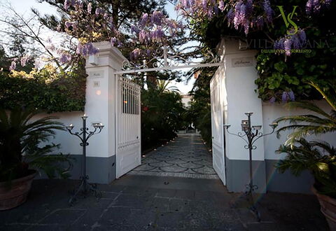 Villa Correale: Have, Blomsterkrukke, Skygge, Landscaping, Flise, Walkway, Gård, Hacienda, Gårdsplads