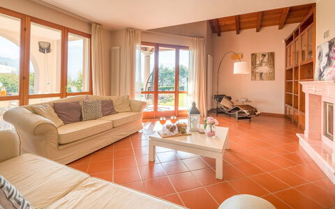 Villa Cremia: Møbel, Indretning, Gulvbelægning, Etage, Træ, Loft, Værelse, Hjem, Stue, Couch