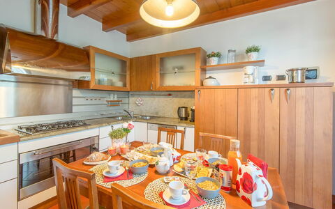 Villa Cremia: Køkken, Træ, Indretning, Gulvbelægning, Countertop, Møbel, Loft, Cabinetry, Værelse, Etage