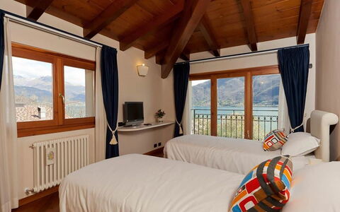 Villa Cremia: Indretning, Møbel, Loft, Bejdse, Lysarmatur, Billedramme, Hårdttræ, Lampe, Altan, Hotel