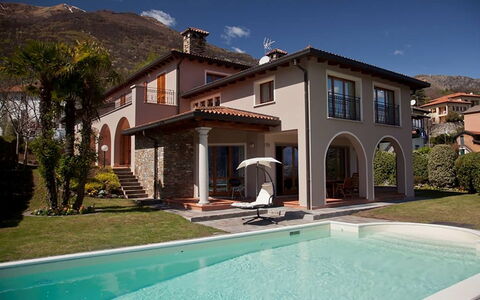 Villa Cremia: Hus, Hjem, Boligområde, Arkitektur, Dør, Tag, Altan, Estate, Hacienda, Villa