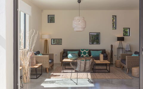 Villa Crozet: Møbel, Indretning, Gulvbelægning, Couch, Stol, Etage, Træ, Bord, Stue, Værelse