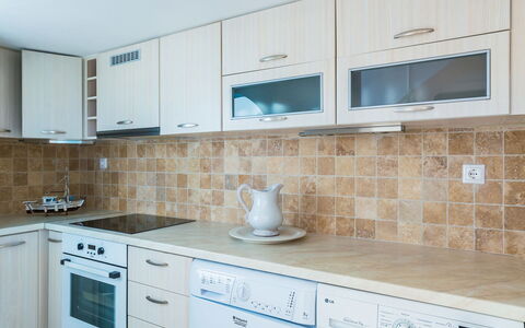 Villa Crystal: Countertop, Cabinetry, Køkken, Gulvbelægning, Træ, Køkken Apparat, Større Bandage, Skuffe, Indretning, Skab