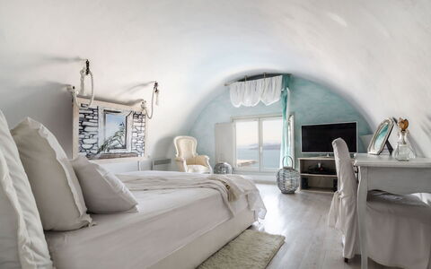 Villa Crystal: Møbel, Soveværelse, Seng, Sengetøj, Sengetøj, Sengetøj, Pude, Throw Pillow, Lejlighed, Bed Frame