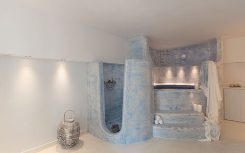 Villa Crystal: Indretning, Gulvbelægning, Etage, Værelse, Badekar, Loft, Sanitærarmatur, Naturmateriale, Sengetøj, Hotel