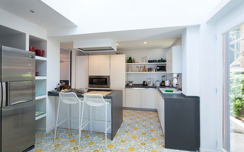 Villa Davide: Køkken, Gulvbelægning, Indretning, Countertop, Etage, Køkken Apparat, Møbel, Loft, Større Bandage, Cabinetry