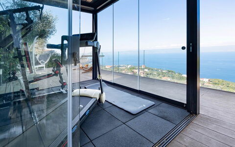Villa Davide: Etage, Gulvbelægning, Glas, Dagslys, Stol, Aluminium, Svømmepøl, Eco Hotel, Stueplante