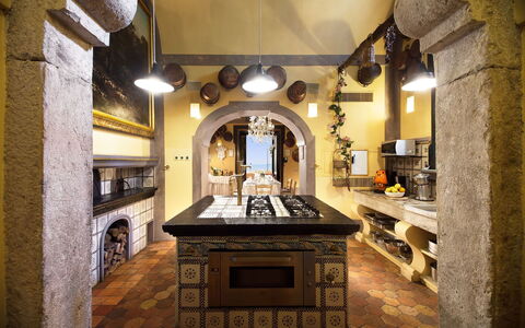 Palazzo Santa Croce: Indretning, Gulvbelægning, Køkken, Loft, Belysning, Møbel, Etage, Lysarmatur, Værelse, Countertop