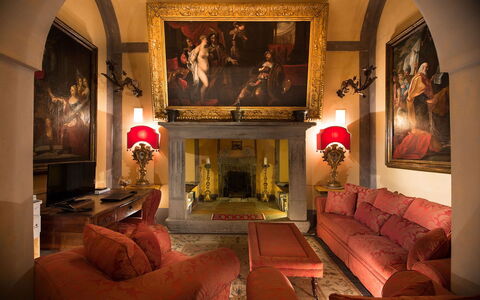 Palazzo Santa Croce: Møbel, Indretning, Gulvbelægning, Loft, Belysning, Etage, Billedramme, Lysarmatur, Værelse, Stue