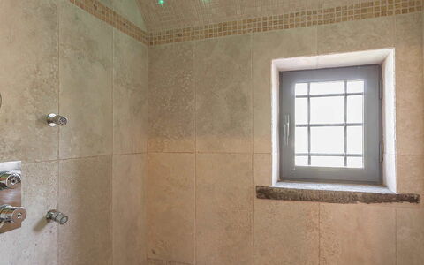 Villa del Colle: Loft, Gulvbelægning, Lysarmatur, Etage, Badeværelse, Sanitærarmatur, Brusehoved, Bruser, Vvs, Naturmateriale