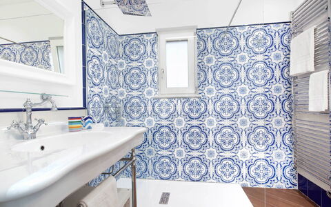 Villa del Saraceno: Blå, Gulvbelægning, Sanitærarmatur, Indretning, Badeværelse, Etage, Flise, Toilet, Vvs, Toiletbræt