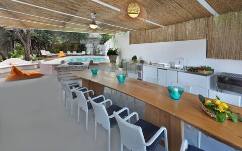 Villa delle Sirene: Møbel, Indretning, Loft, Stol, Bord, Countertop, Udvej, Stueplante, Køkken & Spisebord, Køkken